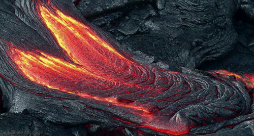 火山喷发熔岩流淌动态图
